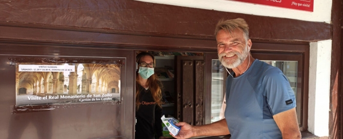 Todos los peregrinos con un paquete de galletas en su mochila.