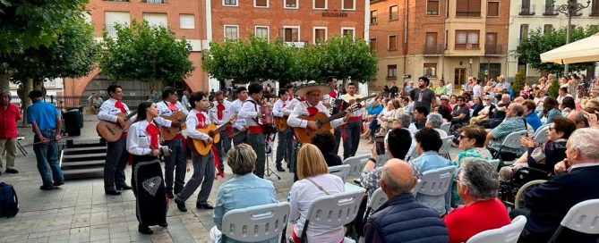¡Espectáculo musical inolvidable en la Plaza Mayor de Carrión de los Condes!