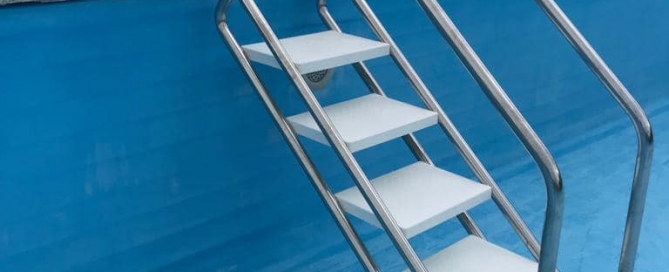 Retirada de escalera accesible en piscinas municipales por incumplimiento normativo
