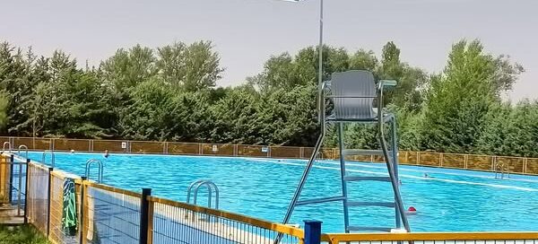 Silla de socorrista elevada en las piscinas municipales