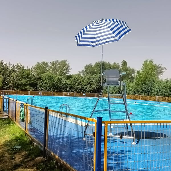 Silla de socorrista elevada en las piscinas municipales